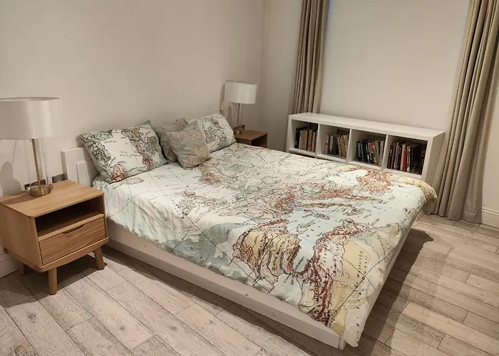 2/3 Bedroom Flat, Chelsea Free Parking