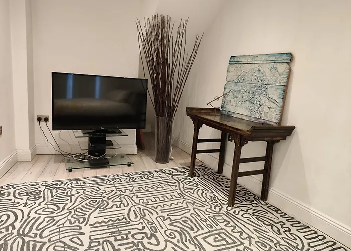 2/3 Bedroom Flat, Chelsea Free Parking
