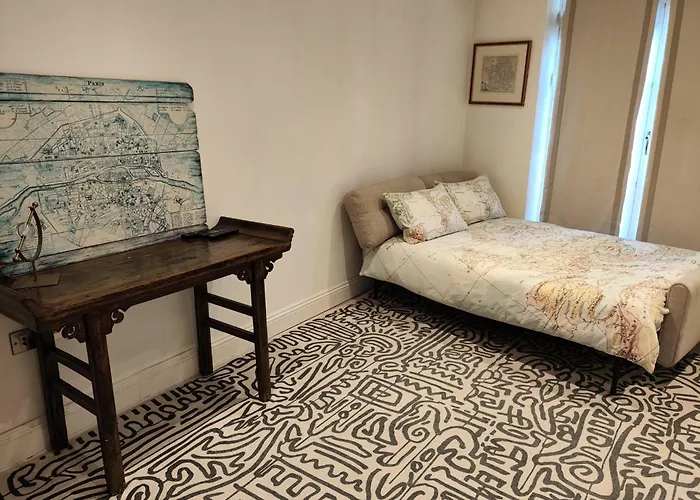 2/3 Bedroom Flat, Chelsea Free Parking